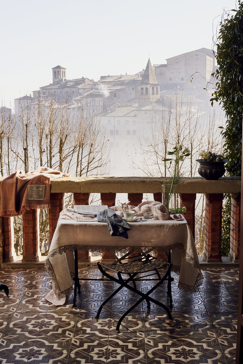 ARTISAN TABLECLOTH WITH "VENTAGLIO LACE"