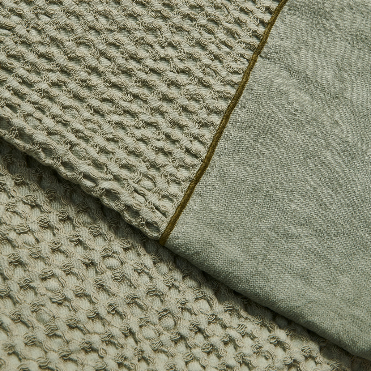 WAFFLE TOWELS WITH PUNTO PERUGIA STITCHING
