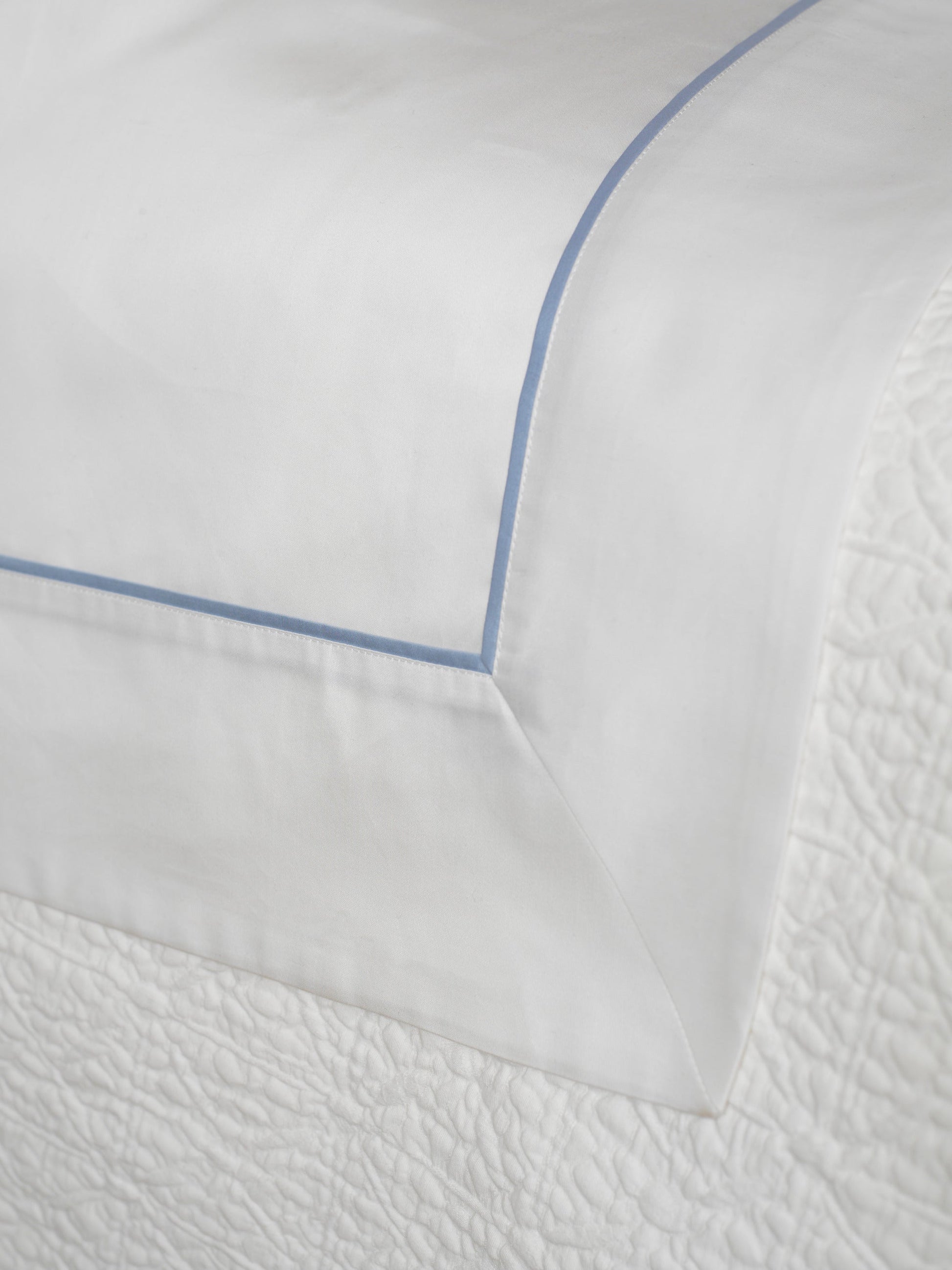BED SHEETS AND PILLOWS - EGYPTIAN COTTON WITH PIPING