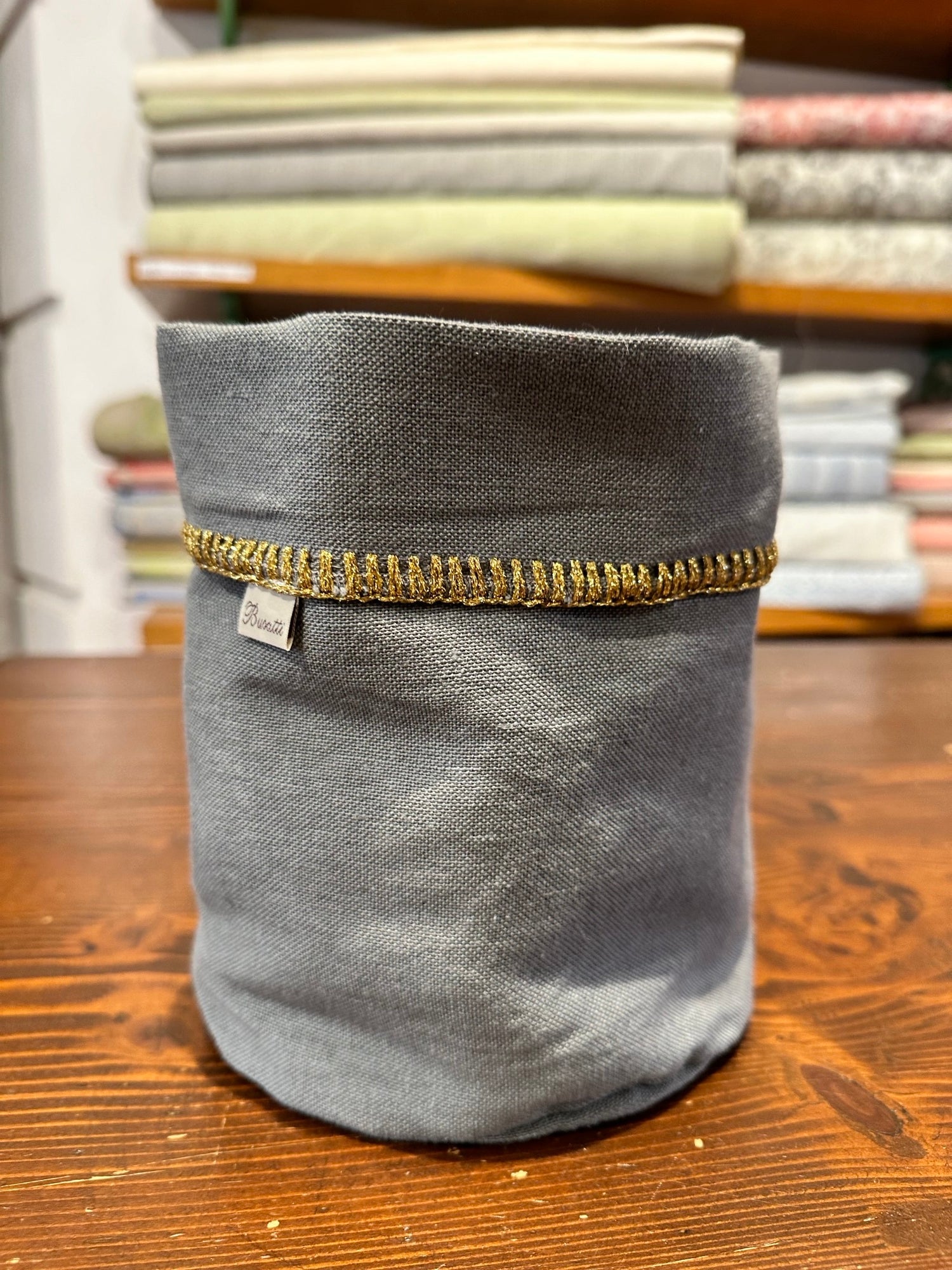 FABRIC BREAD BASKET WITH GOLDEN LUREX STITCHTING
