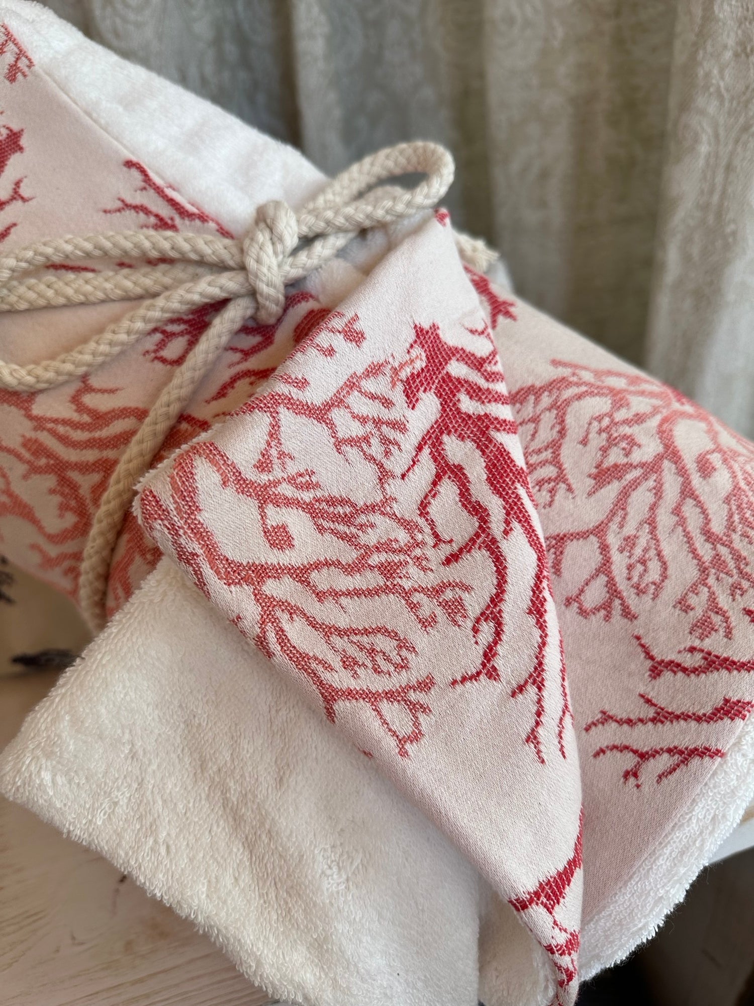 LINED BEACH AND POOL TOWEL - CORALLI