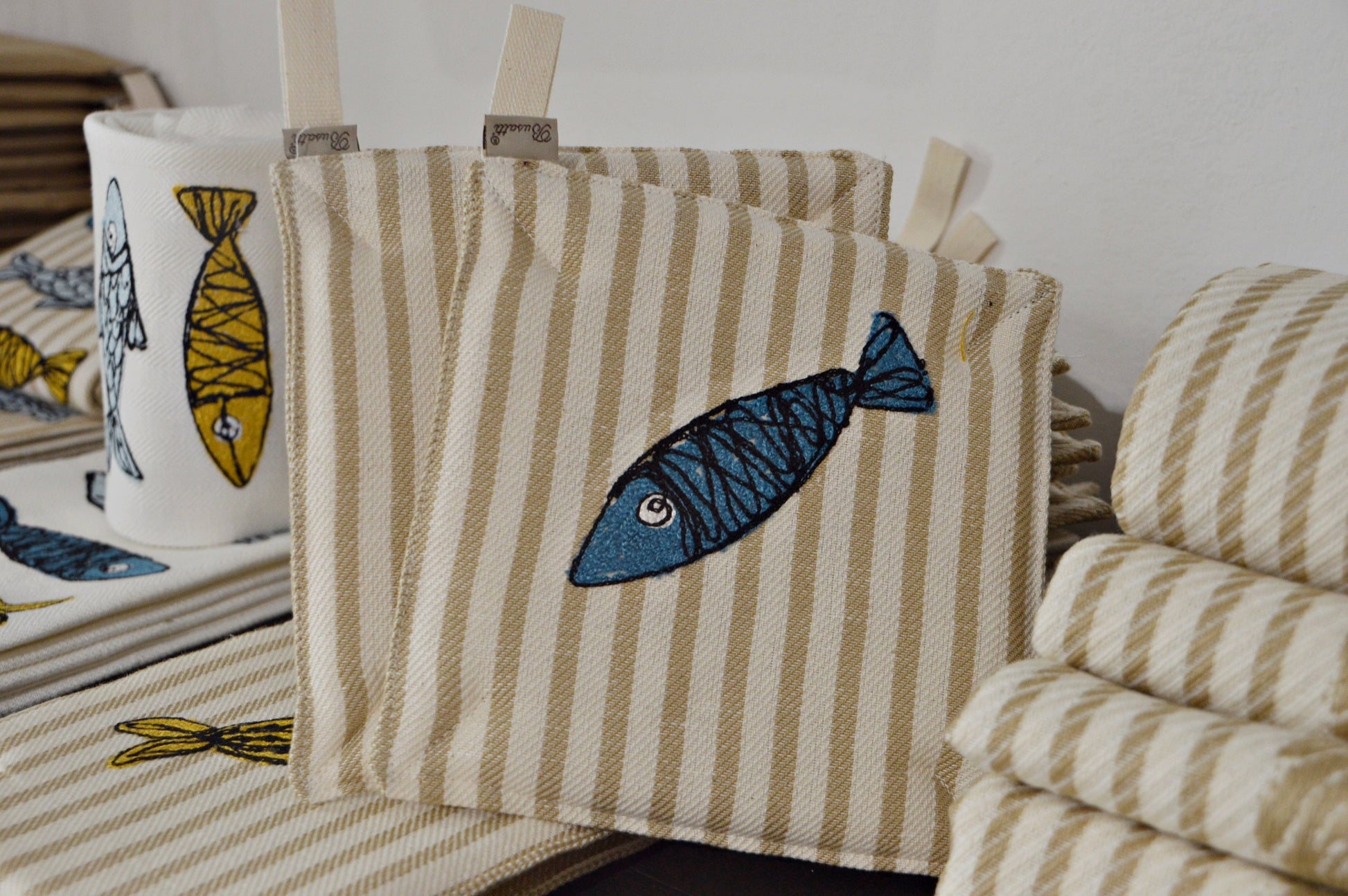 POT HOLDER WITH COLORED FISH EMBROIDERY