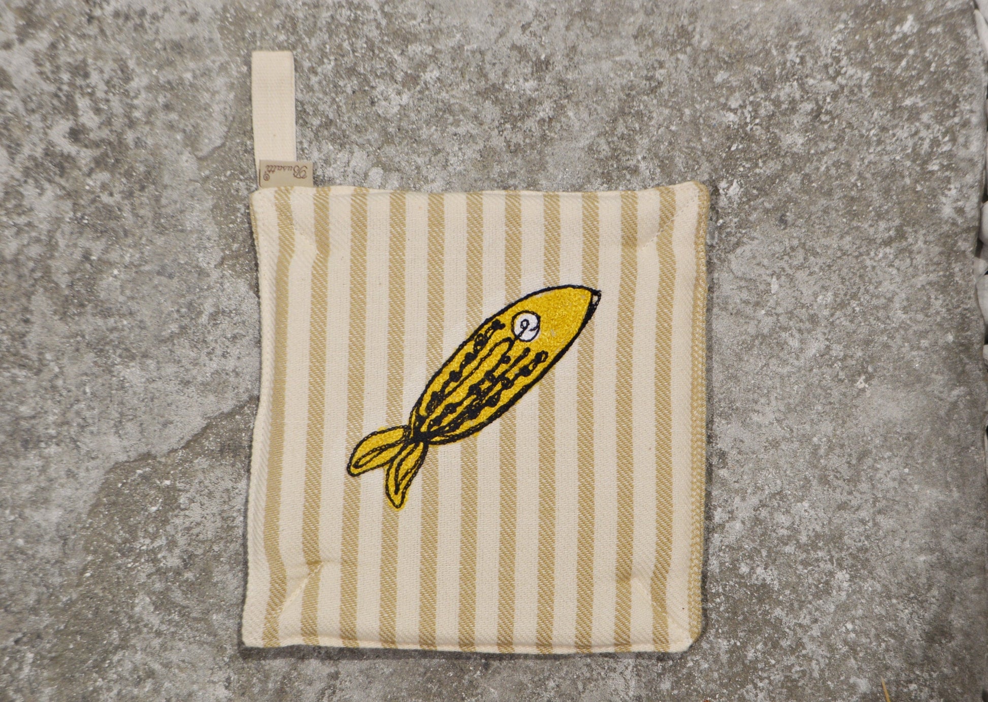 POT HOLDER WITH COLORED FISH EMBROIDERY