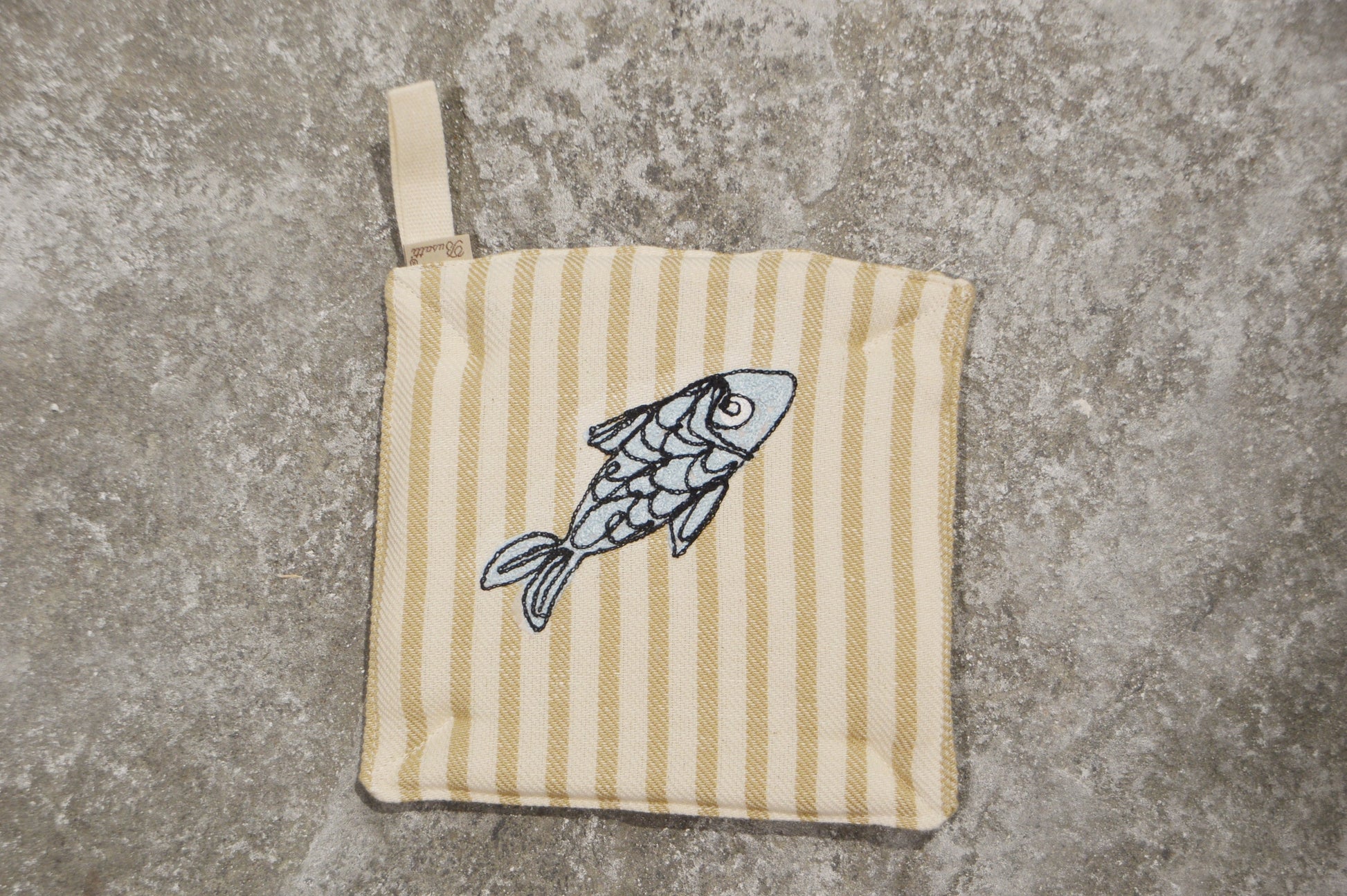 POT HOLDER WITH COLORED FISH EMBROIDERY